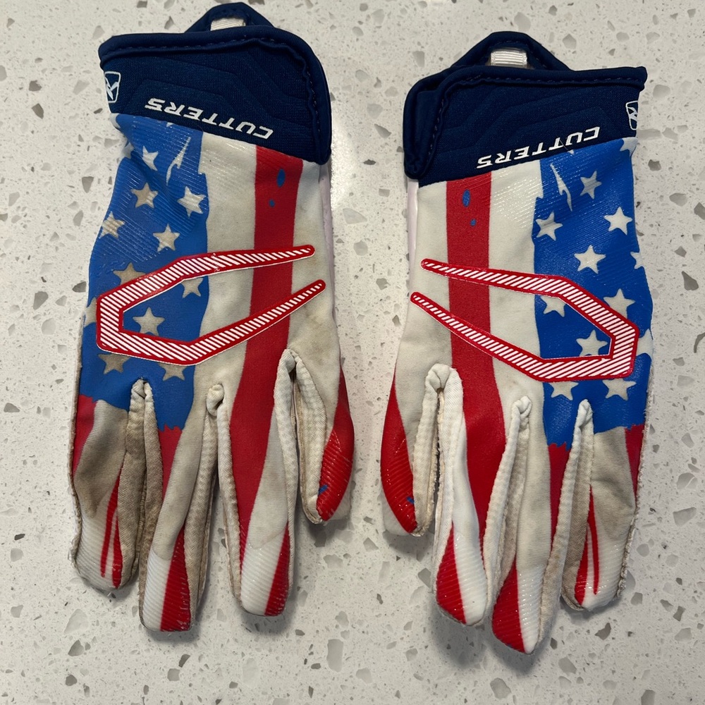 Youth size S Cutters football gloves